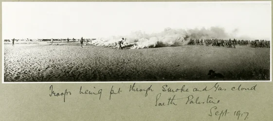 Truppen werden durch Rauch- und Gaswolken geführt, Südpalästina, September 1917